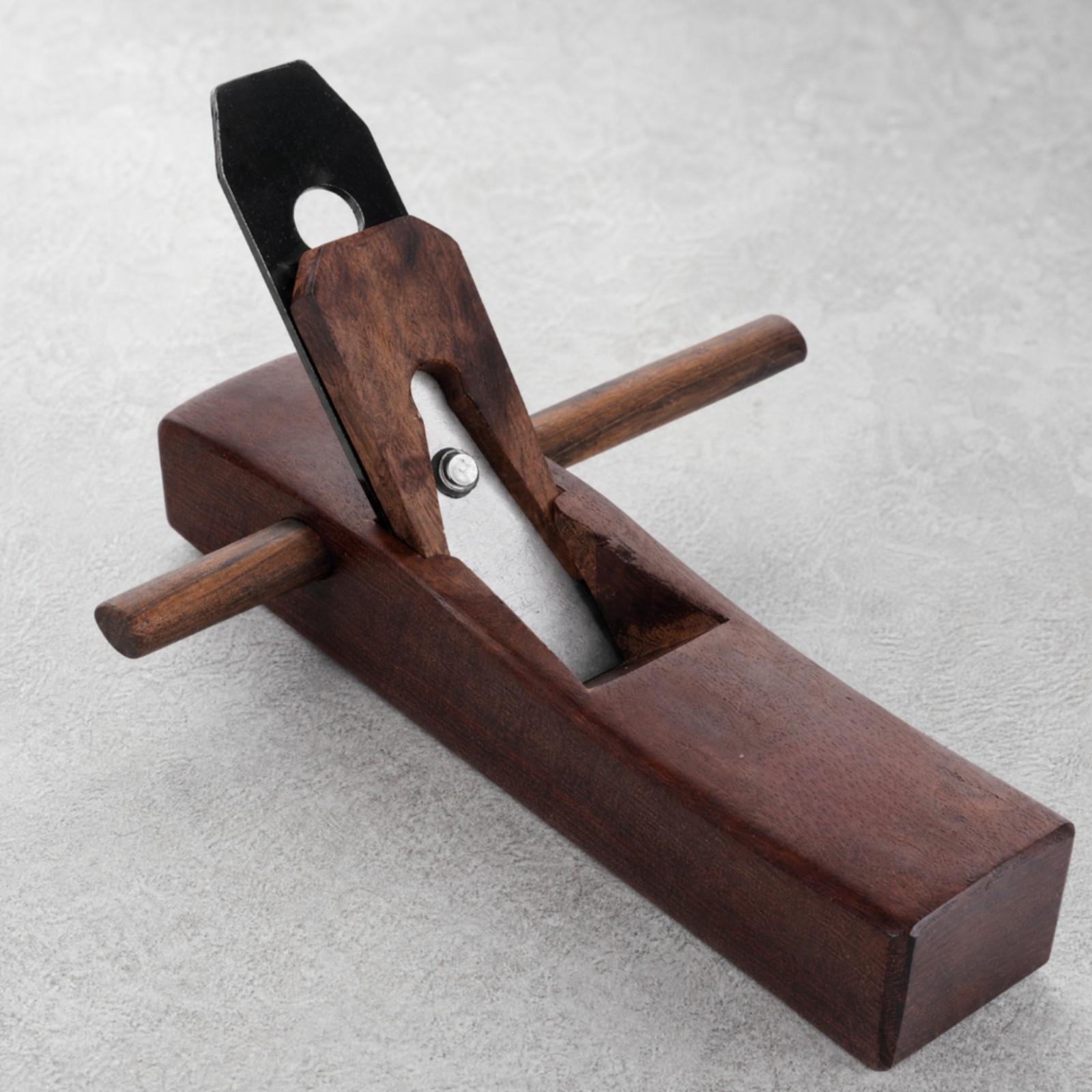 Hand Tools In Workshop - أداة تسوية يدوية للنجارة، هيكل من